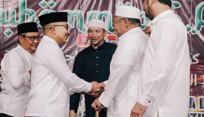 Hadir di Festival Maulid, Bupati Banggai Beri Hadiah Umroh dan Sumbangan Uang Tunai