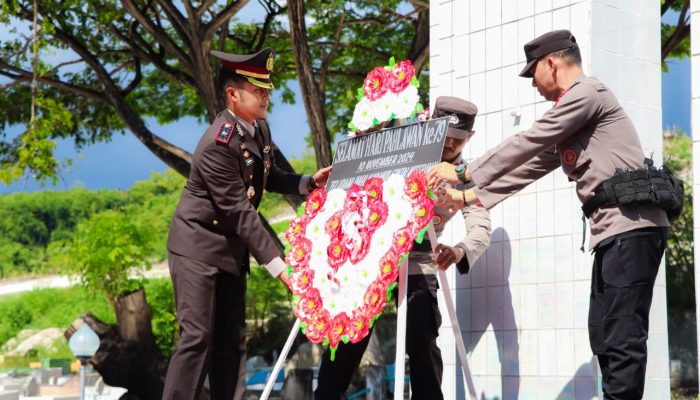 Wakapolres Banggai Pimpin Upacara Ziarah Pahlawan di TMP Tanjung Tuwis Luwuk