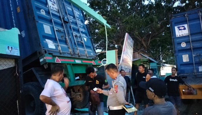 Polisi Selidiki Penyebab Truk Kontener Tabrak Warung Makan di Luwuk Utara