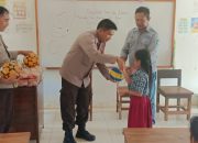 Polisi Sambangi SDN Terpencil di Dusun Mumpe, Kepsek: Terima kasih pak Kapolsek Bunta