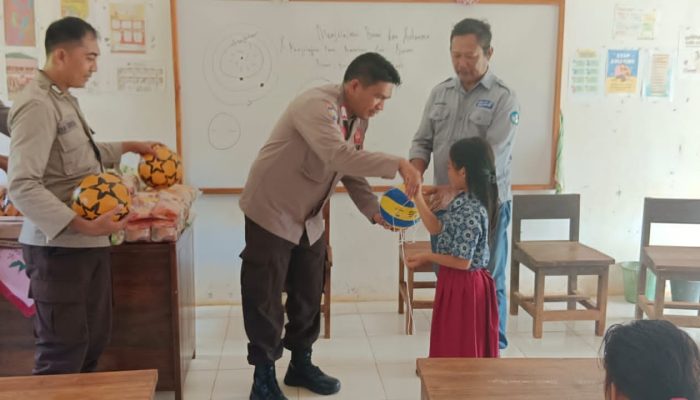 Polisi Sambangi SDN Terpencil di Dusun Mumpe, Kepsek: Terima kasih pak Kapolsek Bunta