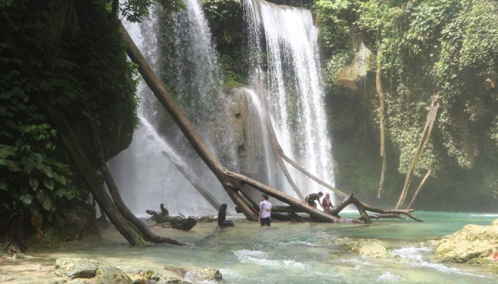 Satu Jalur, Dua Air Terjun di Luwuk Ini Bisa Dikunjungi dalam Sehari