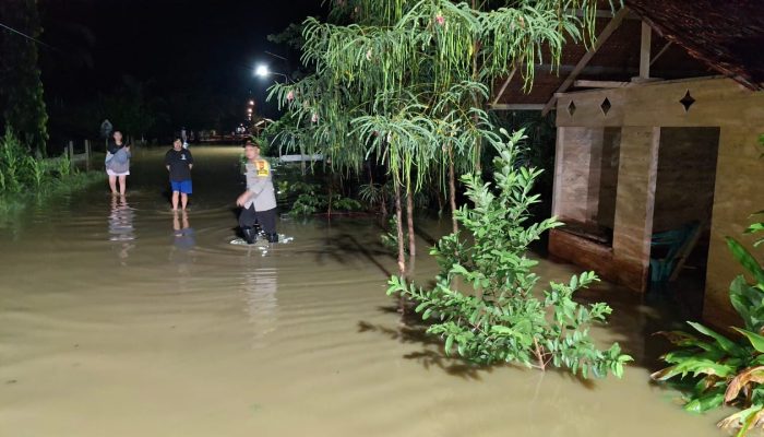 Kapolsek Balantak Pantau Rumah Warga yang Tergenang Banjir