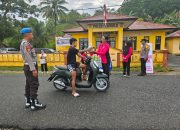 Menjalin Hubungan Baik dengan Masyarakat, Polsek Lamala Bagikan Takjil