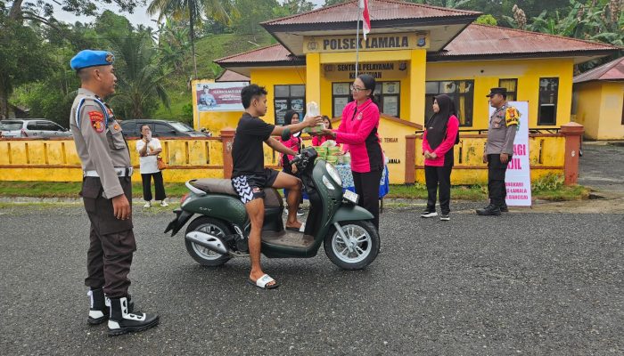 Menjalin Hubungan Baik dengan Masyarakat, Polsek Lamala Bagikan Takjil