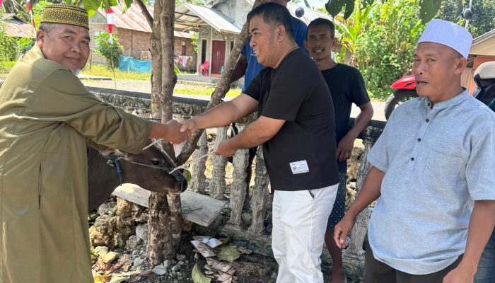 Idul Adha, Anggota DPRD Banggai Oktavianus Habi Berbagi Kurban di Dapil 2